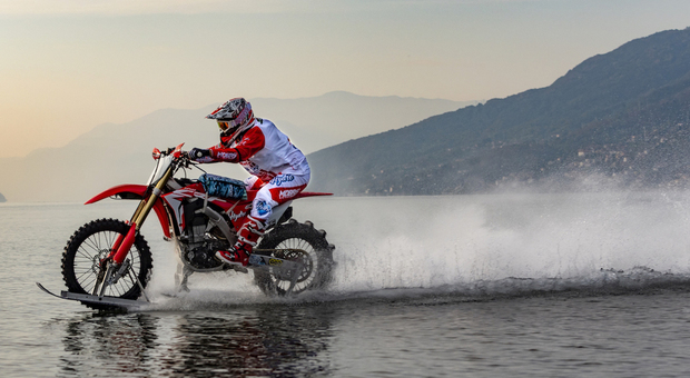 Attraversare a tutta velocità il lago di Como in moto: la caccia al record mondiale di Luca Colombo