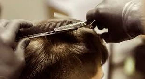 Coronavirus, taglio di capelli troppo fresco: uomo e il barbiere multati a Como