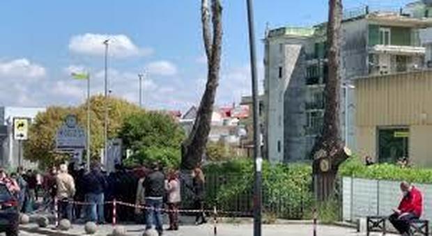 Marano, Poste e banca prese d'assalto: arrivano i carabinieri a mettere ordine