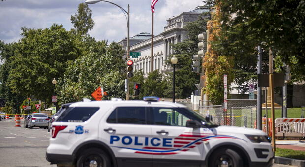 Capitol Hill, allarme bomba: uomo con esplosivo su un pick-up. Si è arreso dopo ore: su Fb invoca Trump