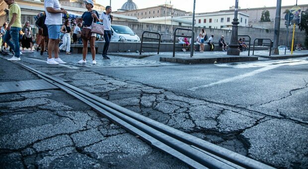 Roma, Ottaviano e l'incubo tram: «Speriamo non passi più»