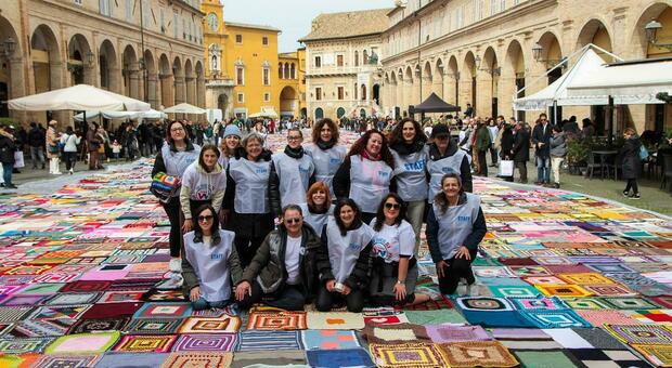 Colori e coperte in piazza del Popolo a Fermo: «Qui contro le violenze sulle donne»