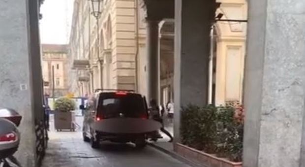 Torino, rapimento di donna in pieno centro: caricata su un furgone, sequestro sventato dai passanti VIDEO
