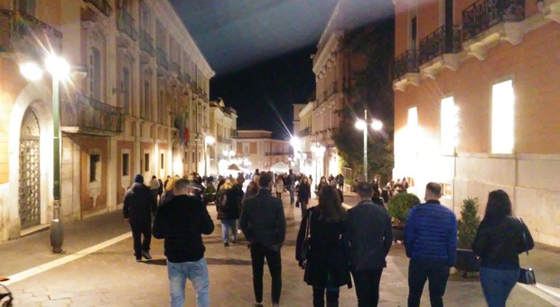 Benevento, folla al corso Garibaldi Mastella: pronto a nuove misure