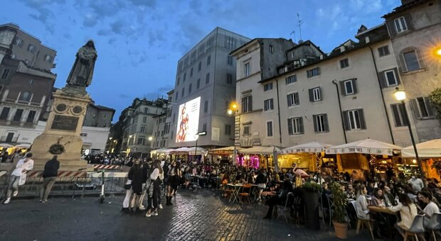 Roma, alcol al bar senza limite orario e consumo anche all'interno: le misure in vista di Euro 2021