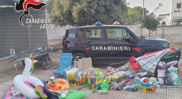 Porto Cesareo, spiaggia “occupata” dagli ombrelloni segnaposto: arrivano i carabinieri