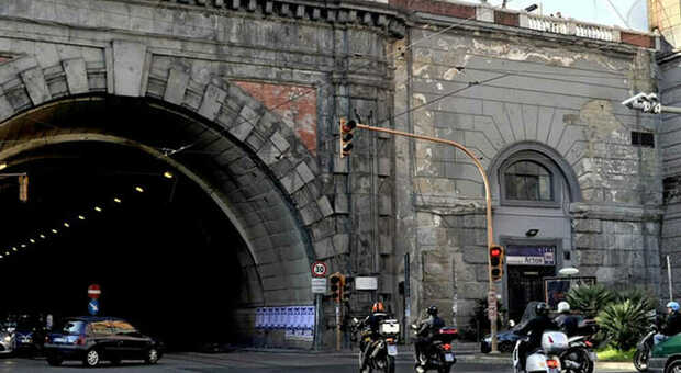 Napoli: fermo al semaforo della galleria Vittoria, 20enne picchiato e accoltellato