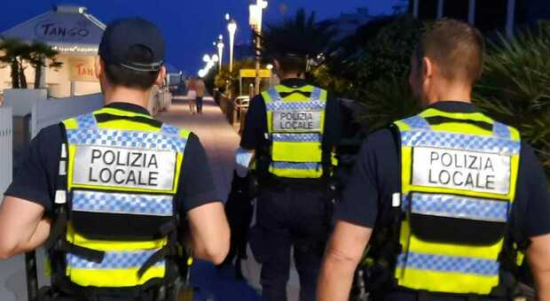 Jesolo pronta a sperimentare il taser per la polizia locale, prima città in Italia sotto i centomila abitanti
