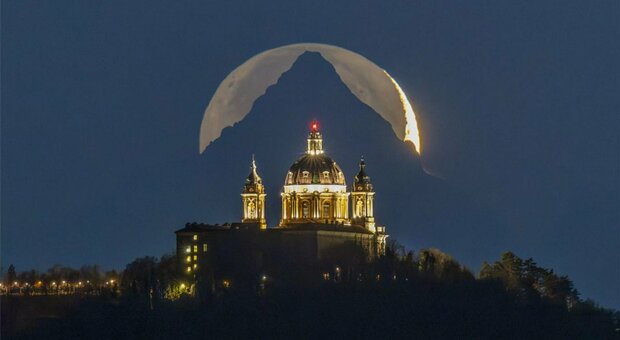 Superga, la cima del Monviso e la falce della Luna: per la Nasa la foto del giorno di Natale è questa