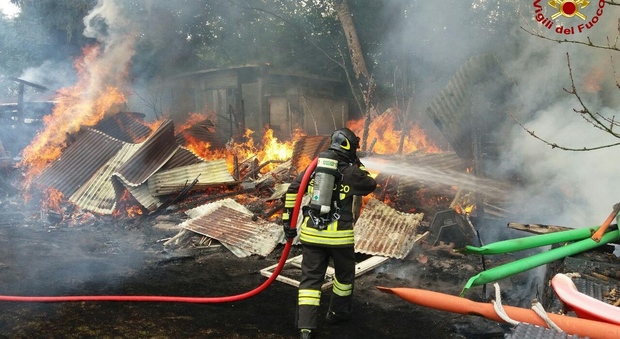 Maxi incendio di una catasta di legna: 4 squadre sul posto