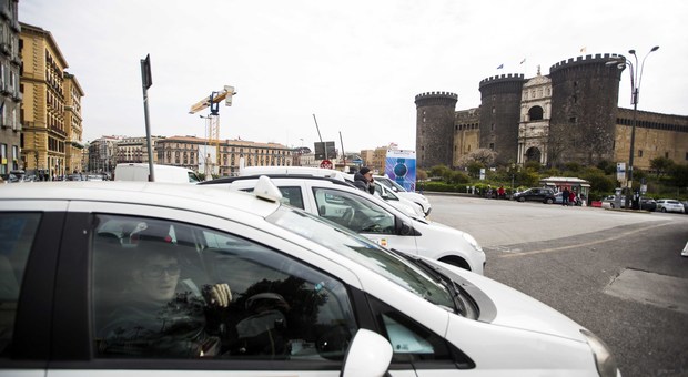 Napoli, lascia la borsa con i soldi sul taxi: recuperata dai vigili urbani