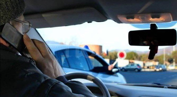Papà al cellulare mentre guida senza patente né assicurazione: andava a prendere il figlio, multa di 8mila euro