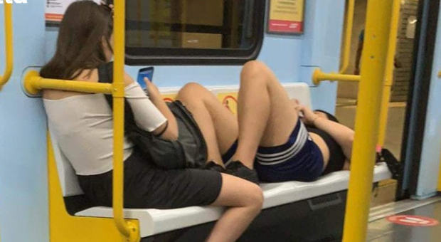 Covid 19, choc in metro: senza mascherina e con le scarpe sui sedili FOTO
