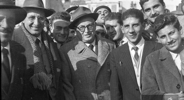 Mario Vignola, ex senatore Psi alla destra di Pietro Nenni in un comizio ad Eboli negli anni della ricostruzione 1945