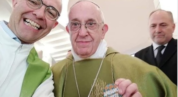 Papa Francesco e il sefie con la spilletta “apriamo i porti” che sta facendo il giro del web