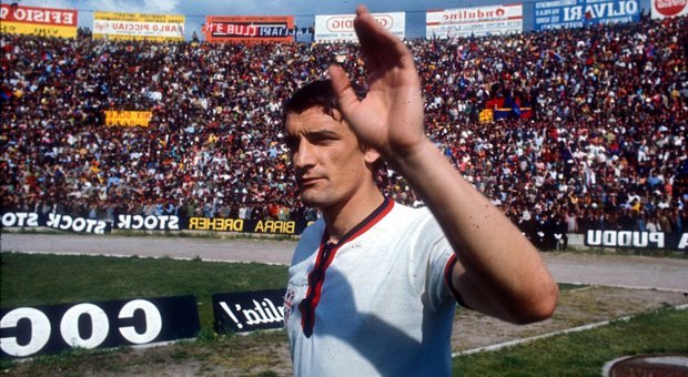 Gigi Riva in una foto d'epoca con la maglia del Cagliari