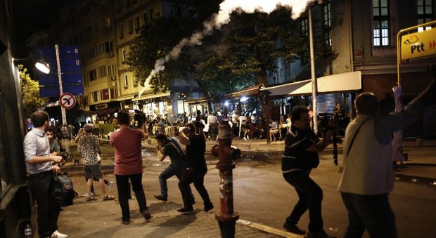 Istanbul, islamisti assaltano negozio di dischi: «È blasfemo». Proteste e scontri
