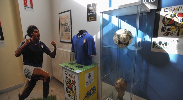 Roma, le maglie di Pelè, Maradona e Falcao in mostra al museo del calcio internazionale a Ostia