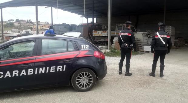 Sparano in campo aperto e attirano l'attenzione dei carabinieri: arrestati