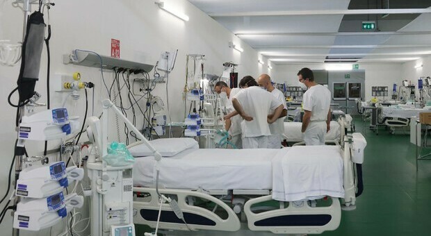 Covid a Napoli, 80 posti letto nelle cliniche private ma solo per i pazienti con sintomi meno gravi