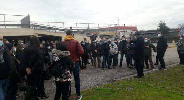 Dipendenti ex Auchan in esubero, esplode la protesta a Mugnano