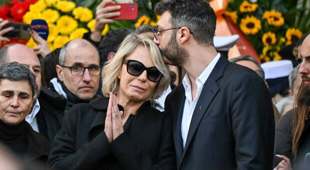Maurizio Costanzo funerali diretta, le lacrime di Maria De Filippi. Il corteo funebre al teatro Parioli per l'ultimo al suo "Show"