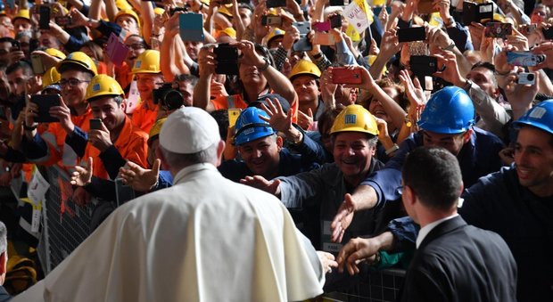 Papa Francesco a Genova: «Il buon imprenditore crea posti di lavoro, non sfrutta la gente. No al reddito di base per tutti»