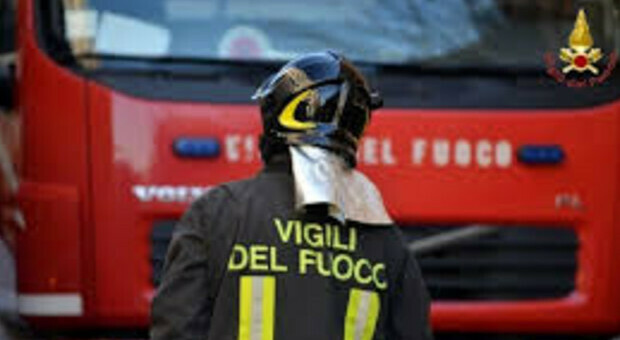 Un incendio in una palazzina a Genova ha provocato gravi danni: un 79enne morto e sua figlia e la vicina di casa intossicate