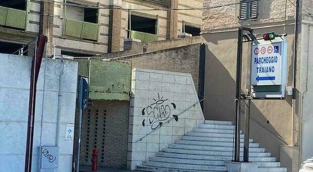 I vandali writer sono tornati all’ingresso del park Traiano