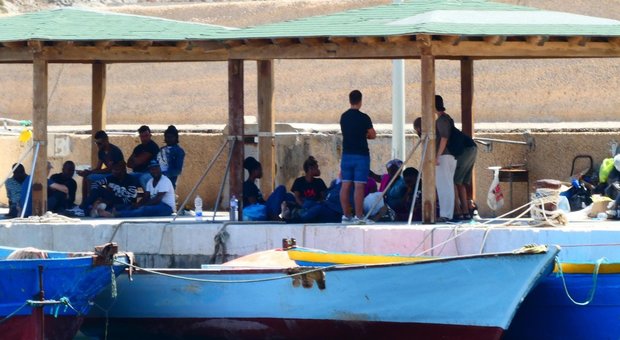 Continuano gli sbarchi a Lampedusa: arrivati 224 migranti, l'hotspot è pieno