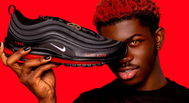 "Satan Shoes", sangue umano nelle Air Max 97: Nike denuncia il collettivo di artisti che le ha create