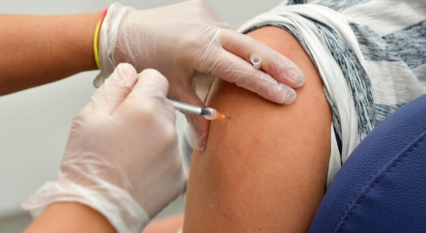 Influenza: via alle vaccinazioni nelle farmacie. E tra poco anche le dosi anti-Covid
