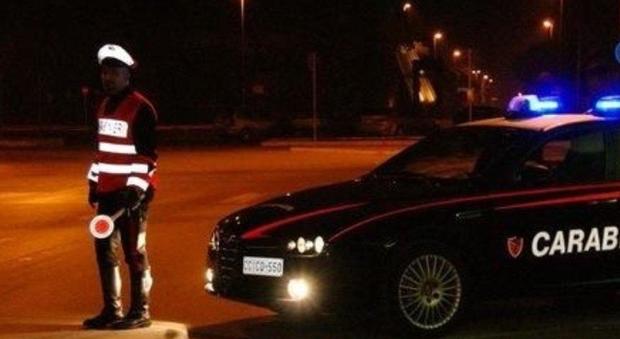 Sfugge ai carabinieri con la droga nell’auto e poi simula il furto: doppia denuncia