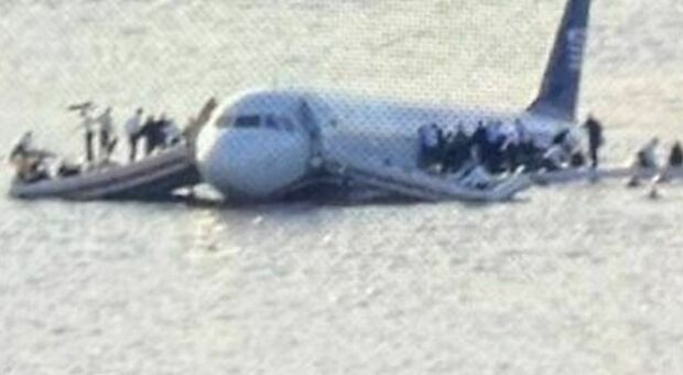 Foto di incidenti aerei e minacce sui cellulari dei passeggeri, panico a bordo della Pegasus Airlines. Volo bloccato