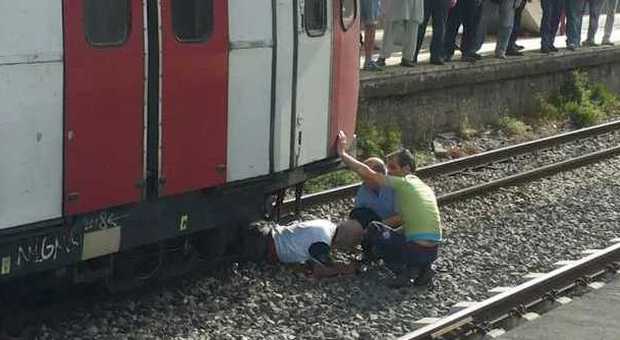 Circum: uomo finisce sotto un treno, vivo per miracolo