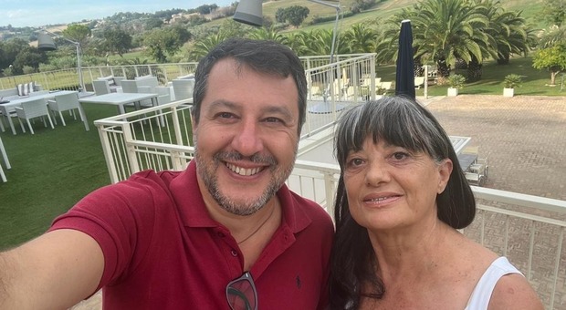 Salvini: «Tornerò a Senigallia», l'albergatrice che lo ha ospitato: «Con il caro bollette speriamo di esserci ancora»