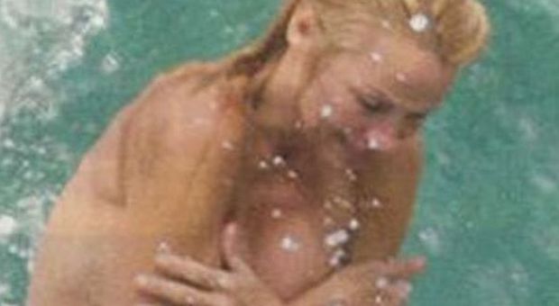 Pamela Anderson, topless con l'ex marito dopo la “fuga” dal Grande Fratello vip