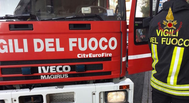 Paura a Napoli, incendio nella zona del Museo: famiglie allontanate