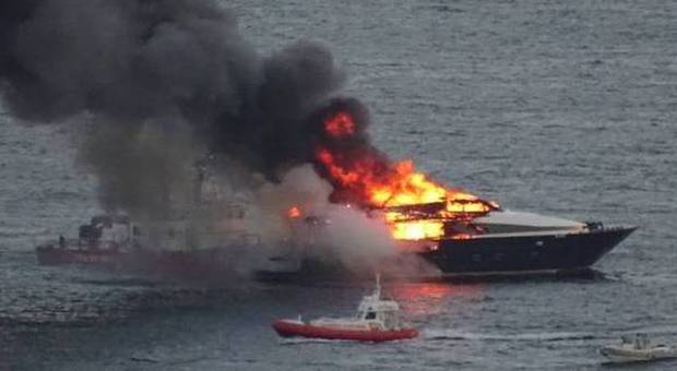In fiamme lo yacht di De Laurentiis "Sì, sono stati attimi molto difficili"