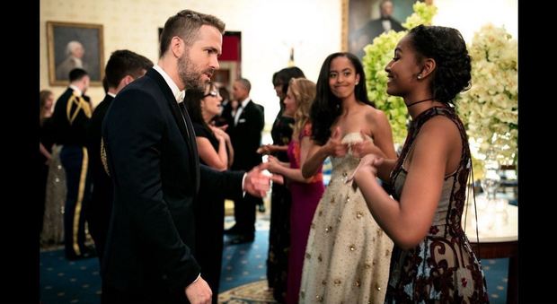 Le figlie di Obama per la prima volta in abito da sera: la foto con Ryan Reynolds diventa virale
