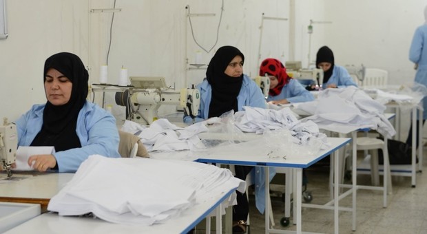 Le donne siriane al lavoro nella fabbrica che produce mascherine
