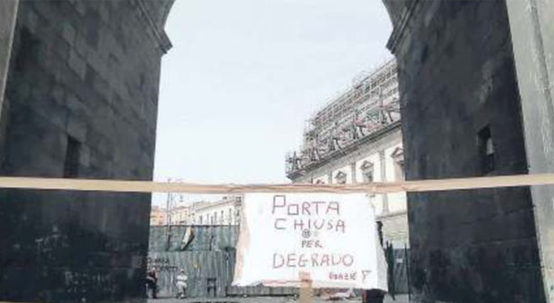 Napoli, chiude la mensa dei poveri: «Basta degrado e siringhe»