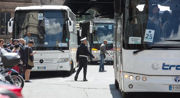 Roma, guerra ai bus turistici, arriva la nuova stangata: costi delle multe triplicati