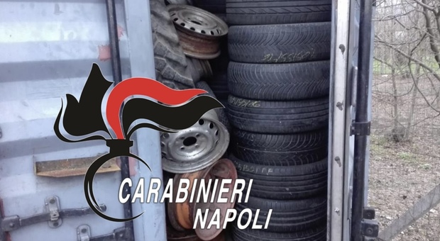 Palma Campania, sorprese a sversare 700 pneumatici: tre persone denunciate