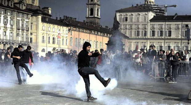 Torino, momenti di tensione al corteo degli studenti contro il vertice del lavoro: lanciati petardi, carica della polizia