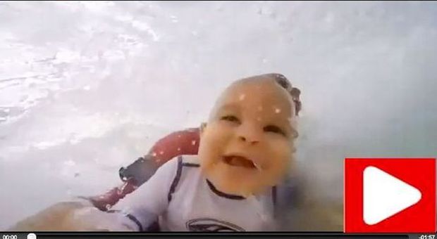 Il bimbo di 9 mesi dalla cresta dell'onda al 'tubo' in surf
