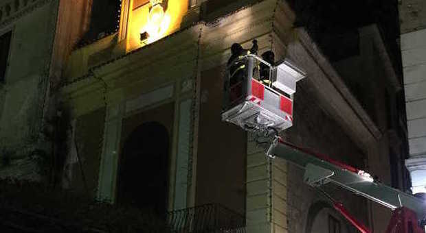 Cadono i calcinacci dalla torre in piazza Tasso: paura nel centro di Sorrento