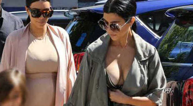 È sfida fra le boombastiche sorelle Kardashian: Kourtney batte Kim con la super scollatura