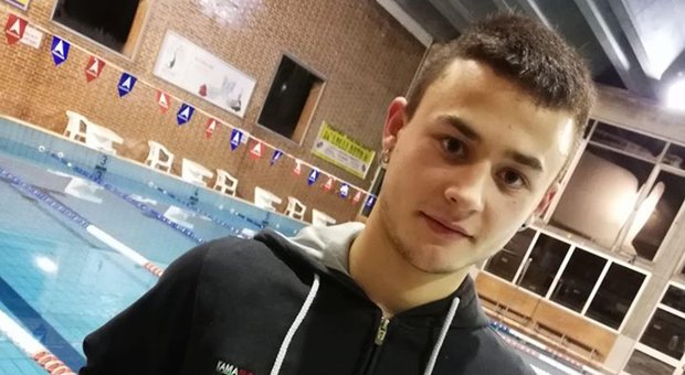 Incidente in scooter, muore a 16 anni in Versilia la notte di Natale: era una promessa del nuoto