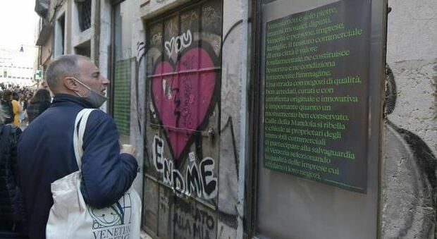 Lo stendardo affisso dai negozianti di calle della Mandola a Venezia
